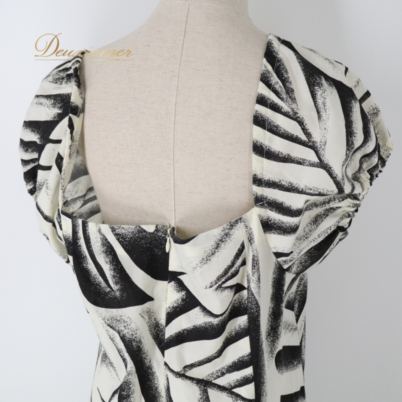 フラダンス 衣装 ワンピース ドレス ホワイト系 モンステラ柄 植物柄 ハワイアンプリント ハワイアン アロハ フラ ダンス レッスン 練習 フリル 付け袖 袖付き セット ブラック系 白 黒 華やか かわいい おしゃれ 上品 大人っぽい モノトーン フラダンス レッスン用ドレス エレガント ふんわり おしゃれ着