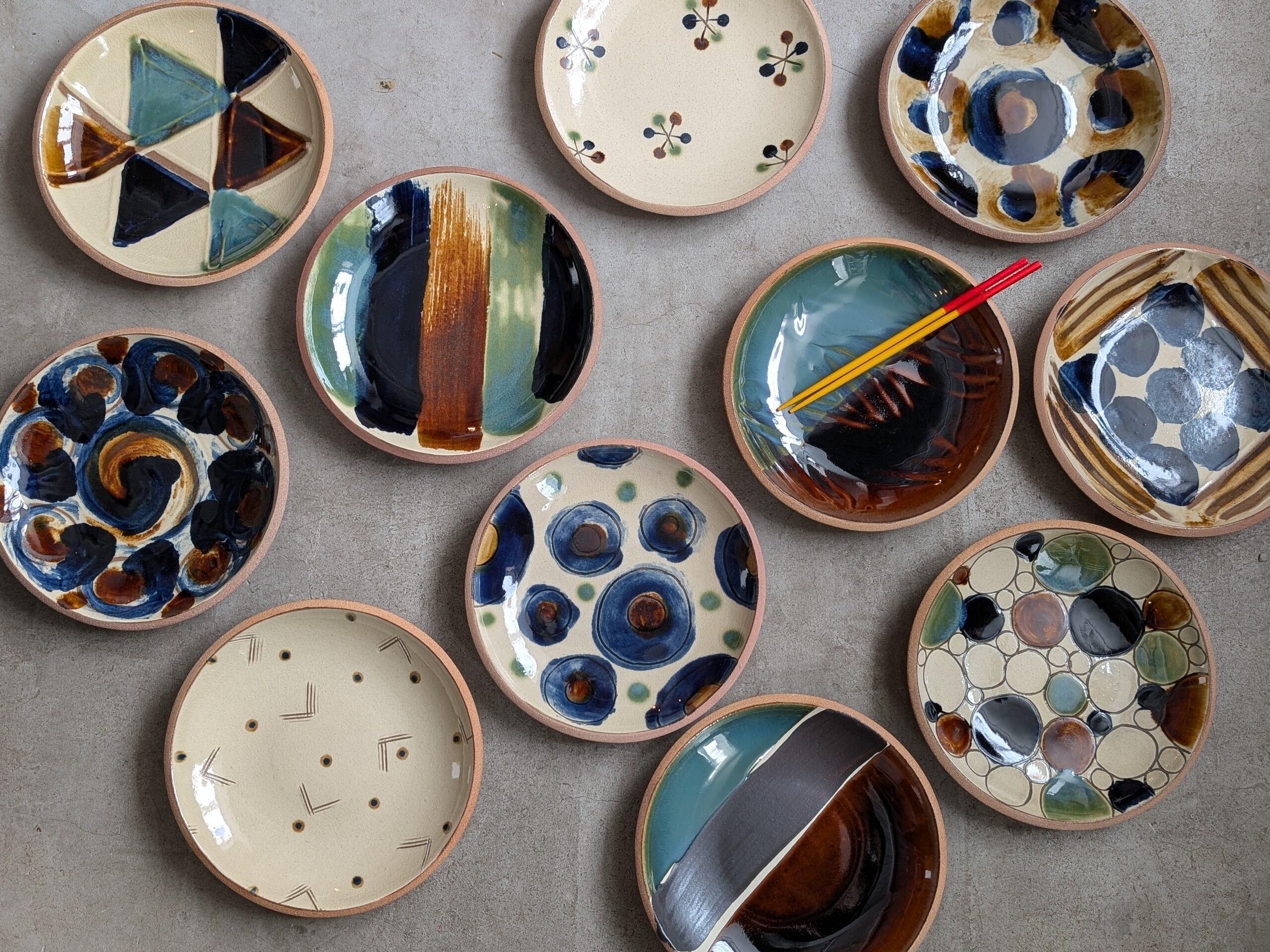 やちむん ちゃんぷるー皿・大 ／ 鉄刷毛目 | 一翠窯 | inoya | Basic