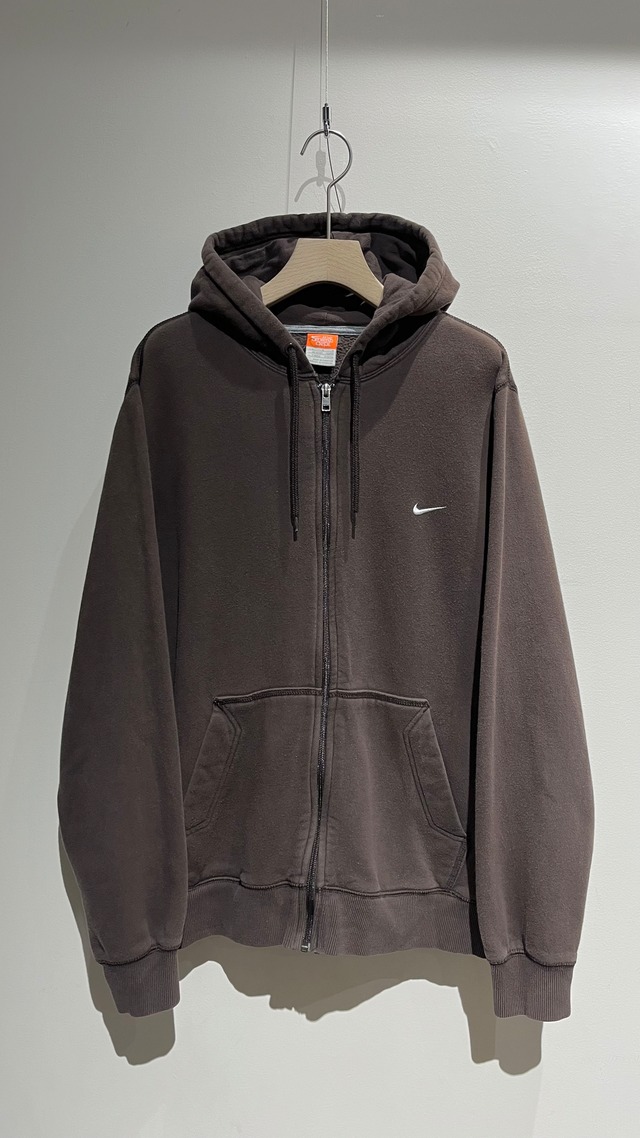“NIKE” zip-up hoodie / swoosh embroidery / faded dark brown body