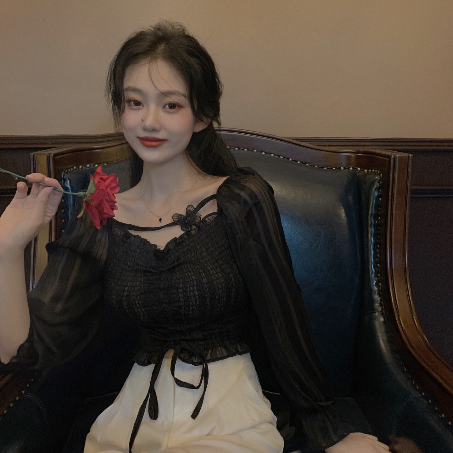 Vネックギャザーショートブラウス レディースサマーソリッド カラーシフォンシャツ 夏物 ソリッドカラー ドラファッションホール34069602200