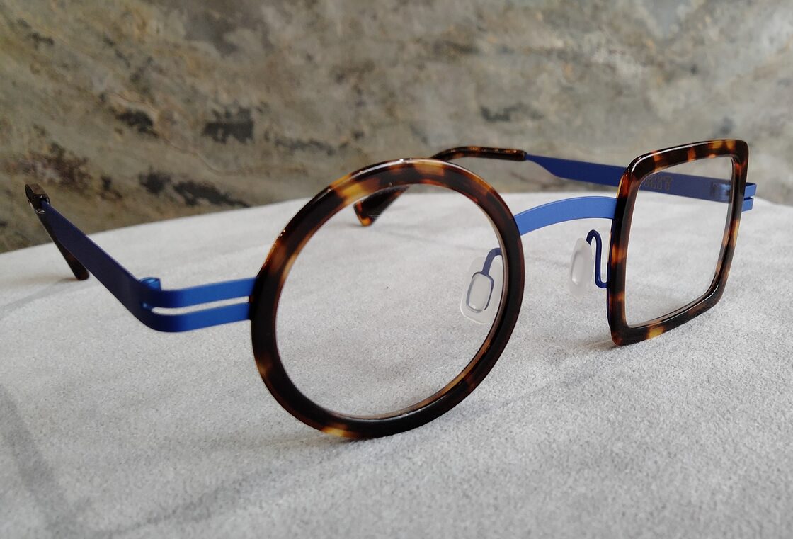 成田悠輔さん愛用品 丸四角メガネ XiT eyewear（エックスアイティ）「C 