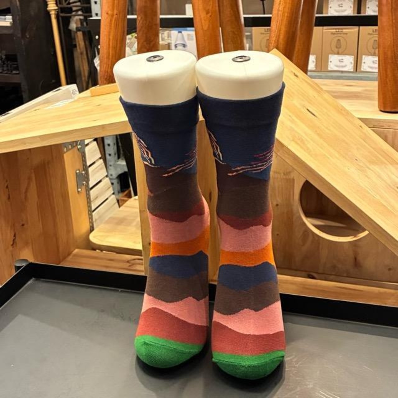 TOPANGA Socks Lady's Art Socks Volcano　アートソックス　ボルケーノ　ネイビー　レッド　火山　クルーソックス　レディースソックス　靴下　ギフト　