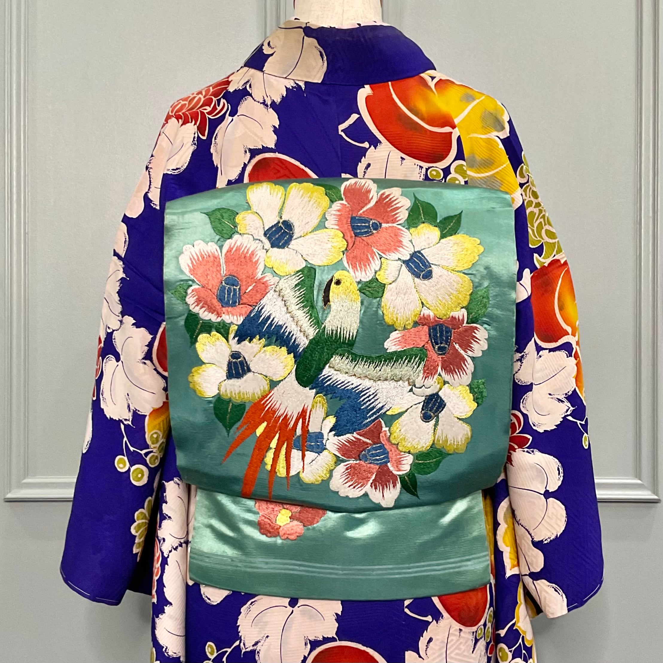 椿とオウム*グリーン インコ 花 刺繍 繻子 アンティーク名古屋 椿とオウム*グリーン インコ 花 刺繍 繻子 アンティーク名古屋