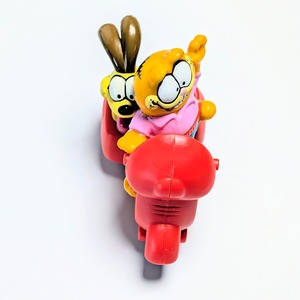 ☆ VINTAGE 1988 ☆【 McDonald's  ( マクドナルド ) 】1988年マクドナルドミールトイ 『 Garfield & Odie Riding on a Scooter（ガーフィールド オン スクーター&サイドカー オン オーディー）』〜スクーターに乗る呑気なあいつら(笑)〜 / ミールトイ / ハッピーミール 〚アメリカン雑貨 アメトイ〛