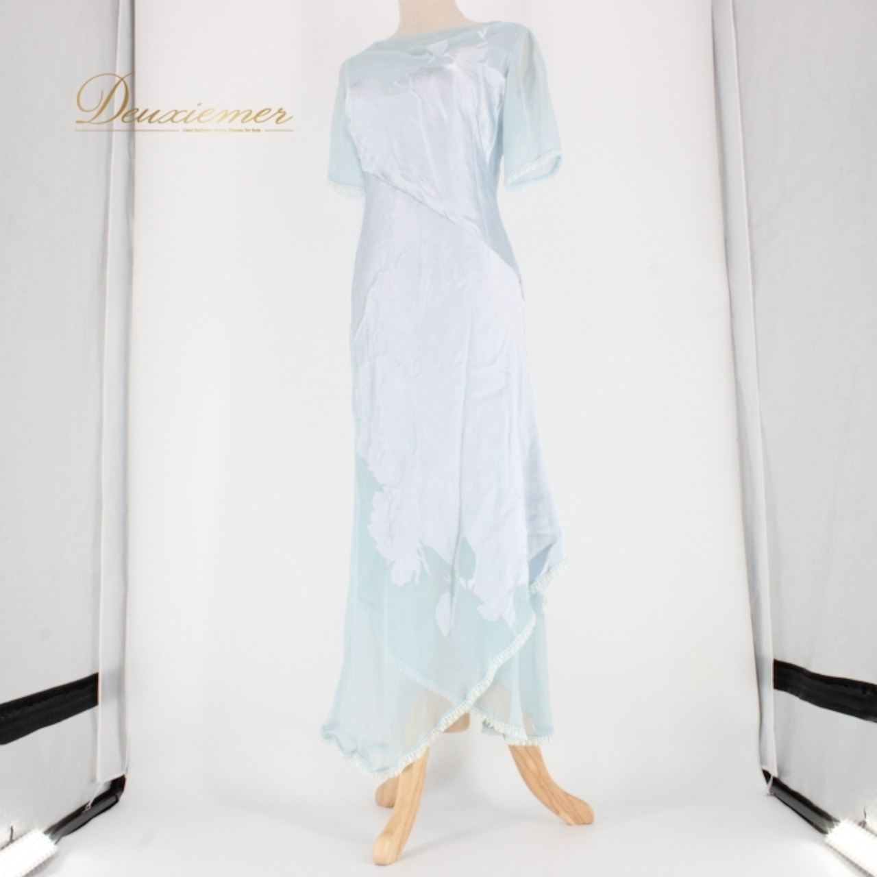 社交ダンス 衣装 スタンダード ドレス ワンピース レッスンウェア パーティドレス レディース ブルー系 U:NA ユーナ 水色 レース 半袖 光沢感 滑らかな触り心地 ポリエステル レーヨン 生地感 大人可愛い 宴会用 体型カバー おしゃれ エレガント セクシー パーティー 女子会 余興 軽やか フェミニン