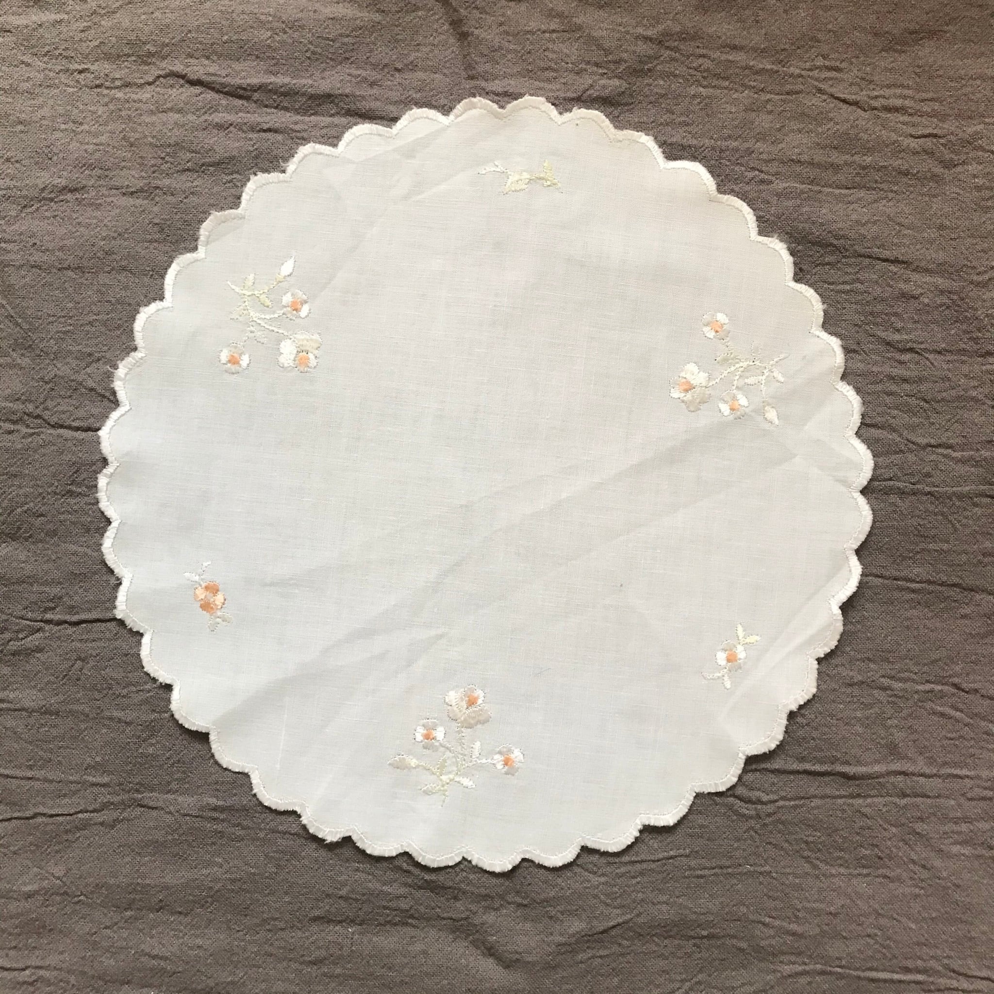 白い花の丸い布