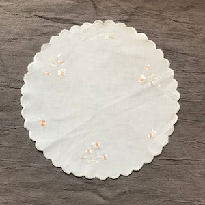 白い花の丸い布