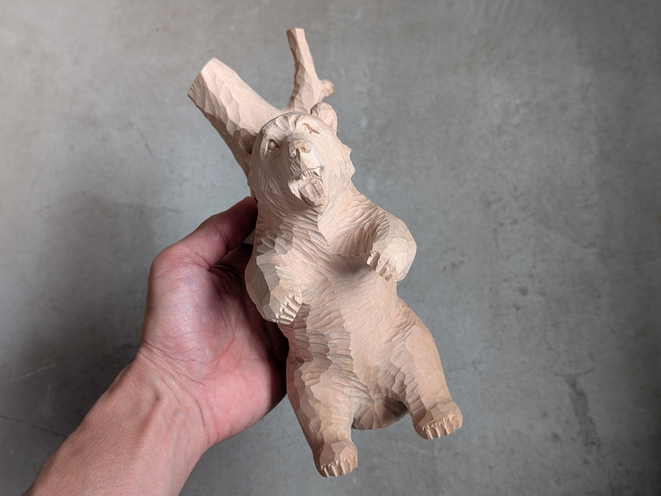 上西捷敏 背をこする熊 #1 | 木彫りの熊 | inoya | Basic Life Store