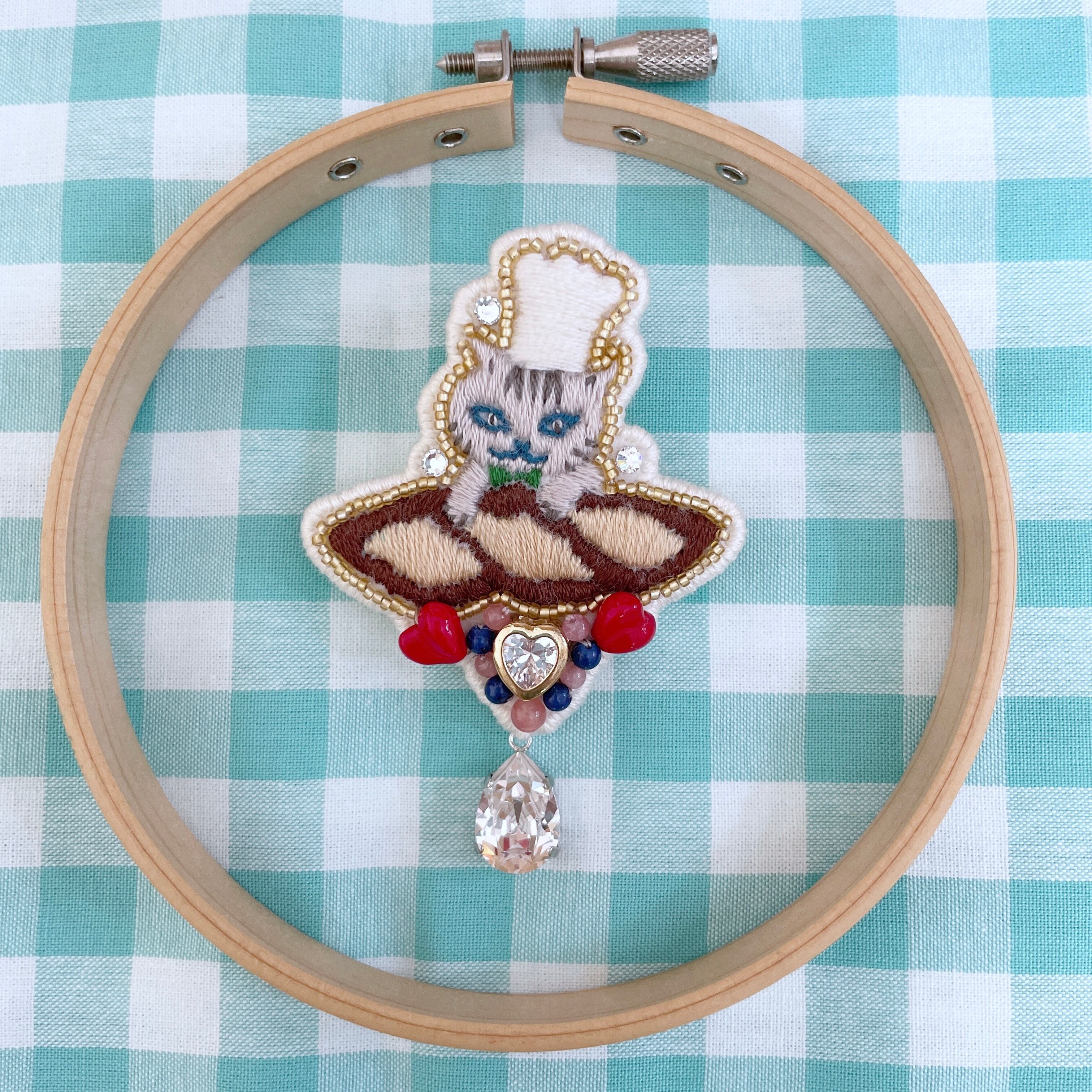 刺繍ブローチ・猫のフランスパン | Lush blue