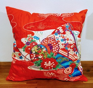 正絹クッション　Cushion made of silk kimono