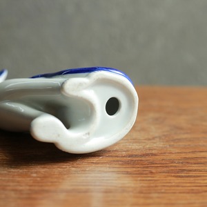 そっと目を閉じた、美しい模様のネコ 2