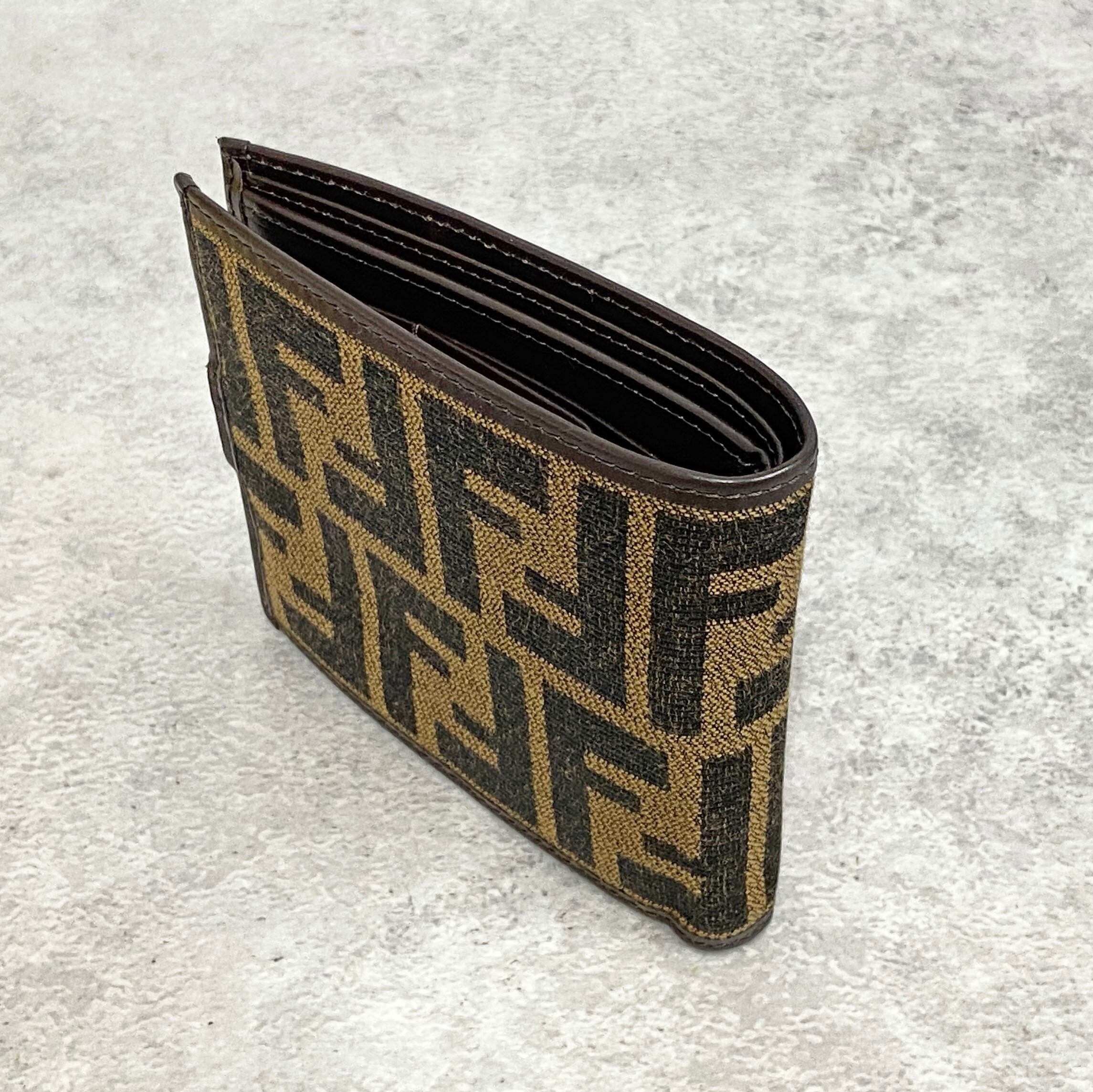 美品 フェンディ FENDI 二つ折り 財布 ズッカ柄 コンパクト