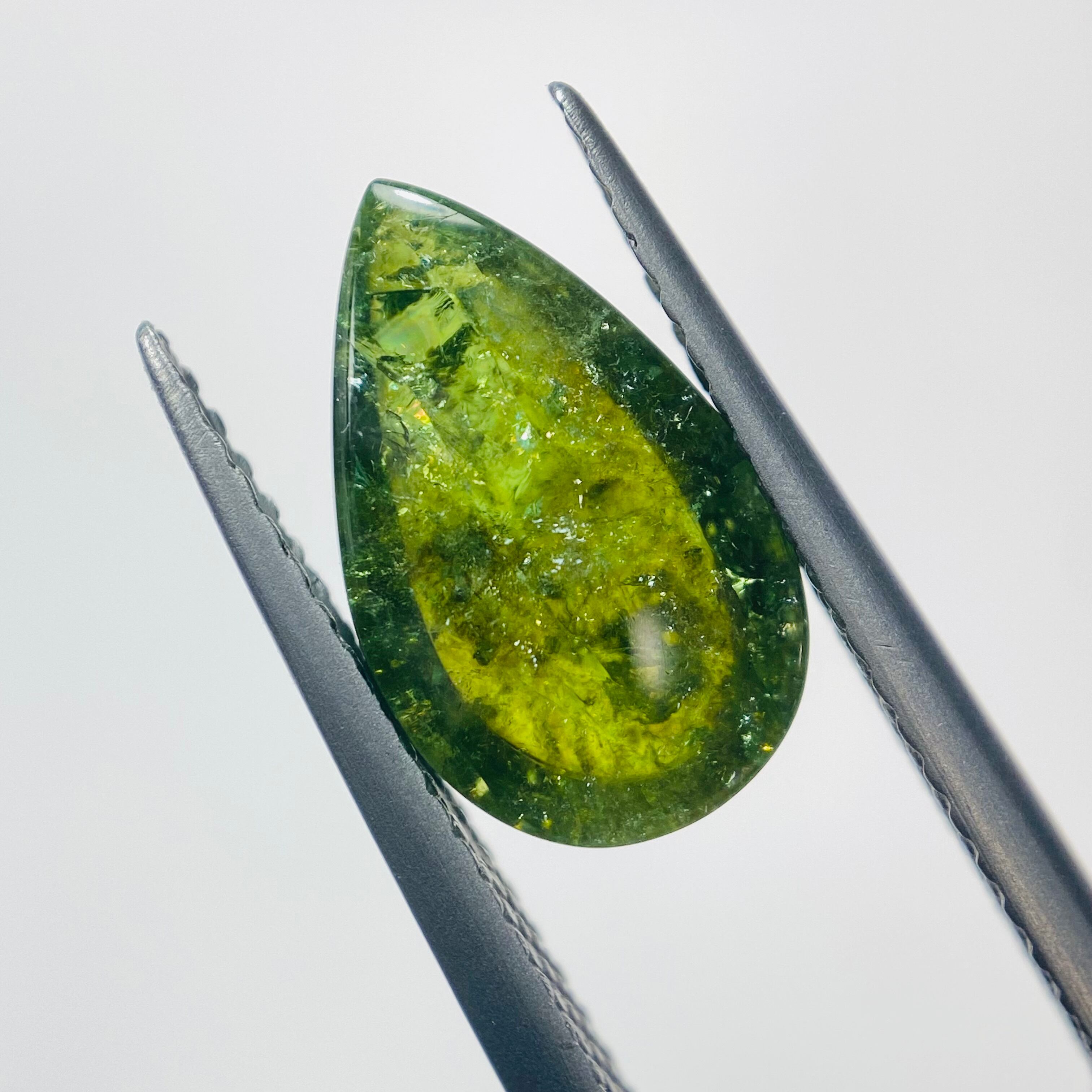 生命力感じるイリデッセンス入りトルマリン