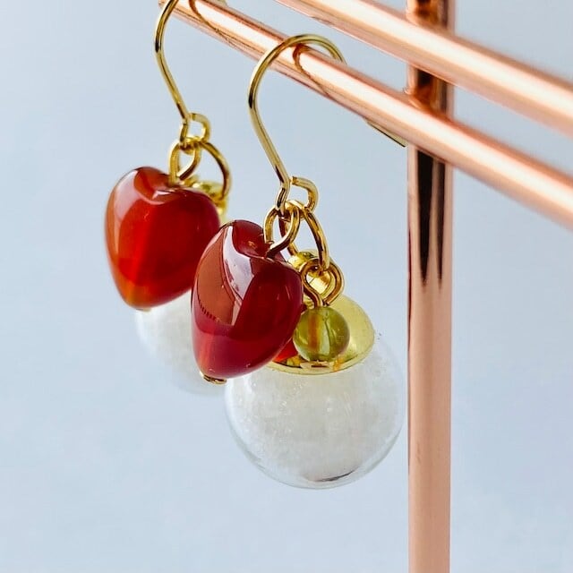 りんご紅茶 塩のお守りピアス 島マース入りガラスドーム ハート