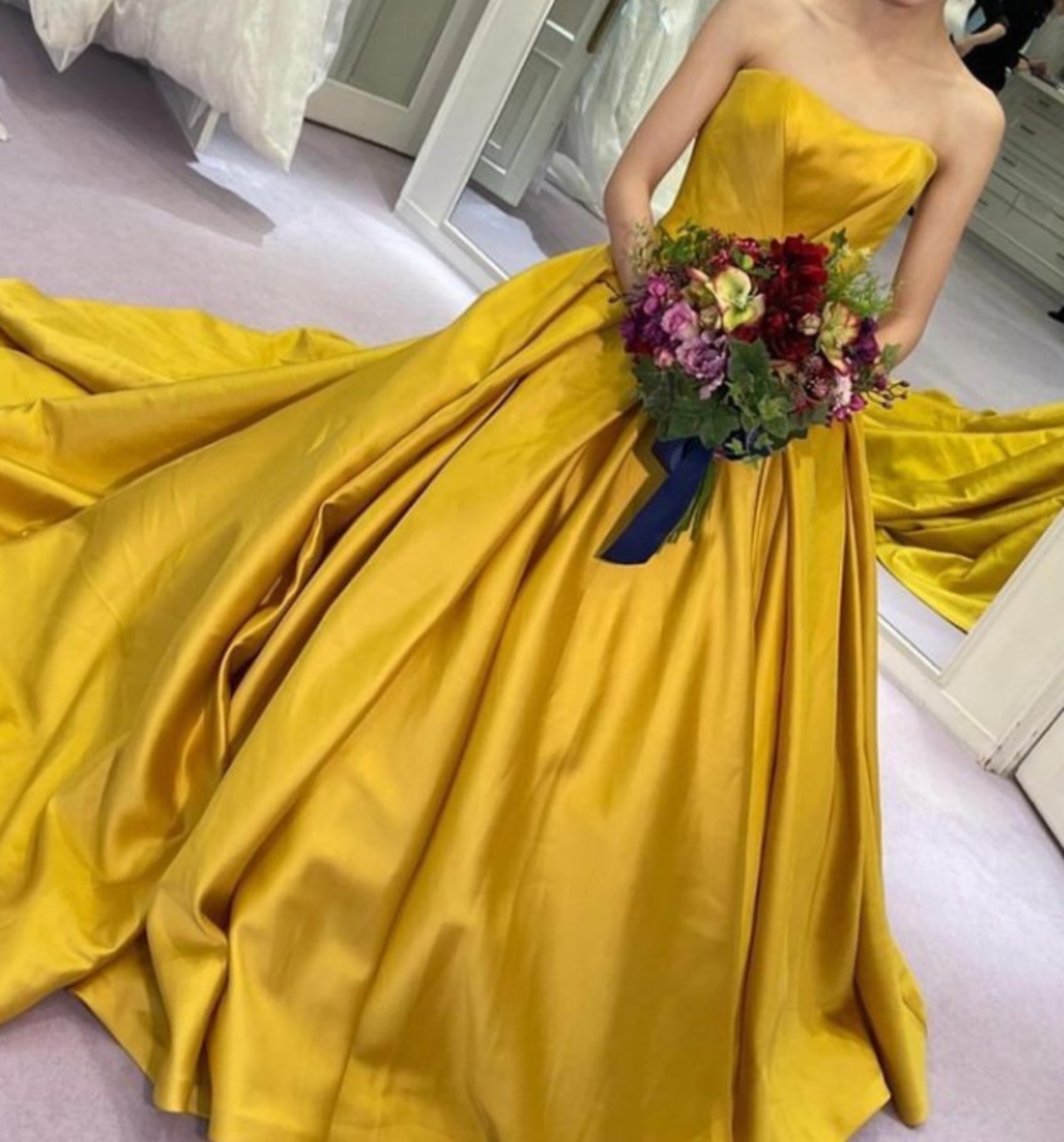 優雅なシルエット カラードレス バックレス イエロー 高級イタリア  