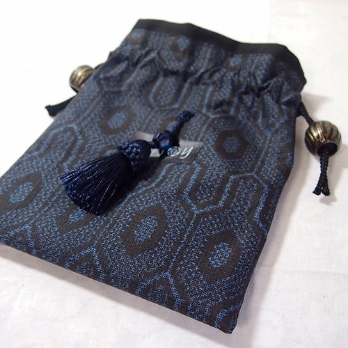 巾着＜大島つむぎ 紺亀甲／房 紺・ビーズ付）【1点もの】