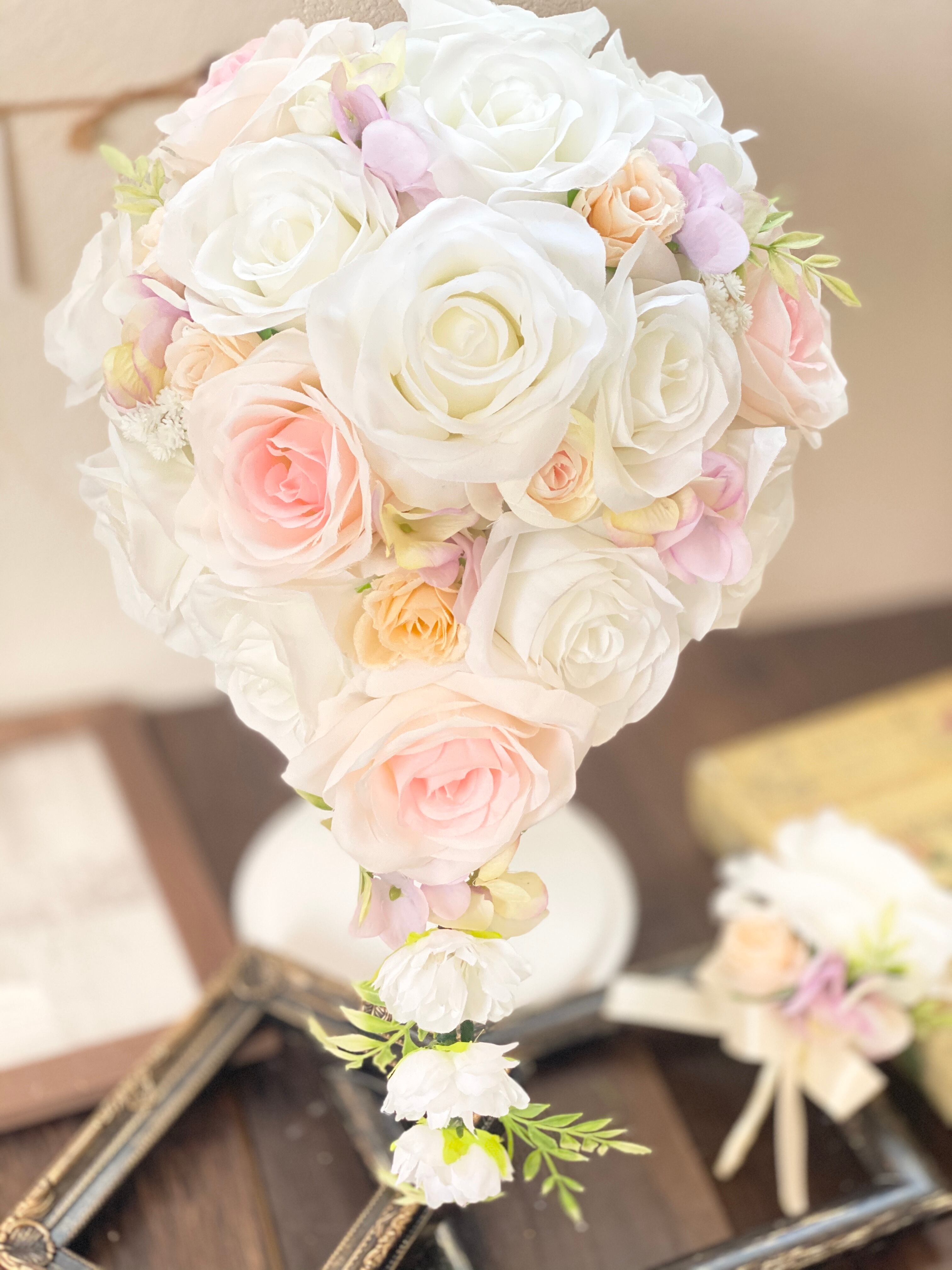 白バラ ピンク 紫キャスケードブーケ Houkiboshi 白バラ ピンク 紫キャスケードブーケ Houkiboshi