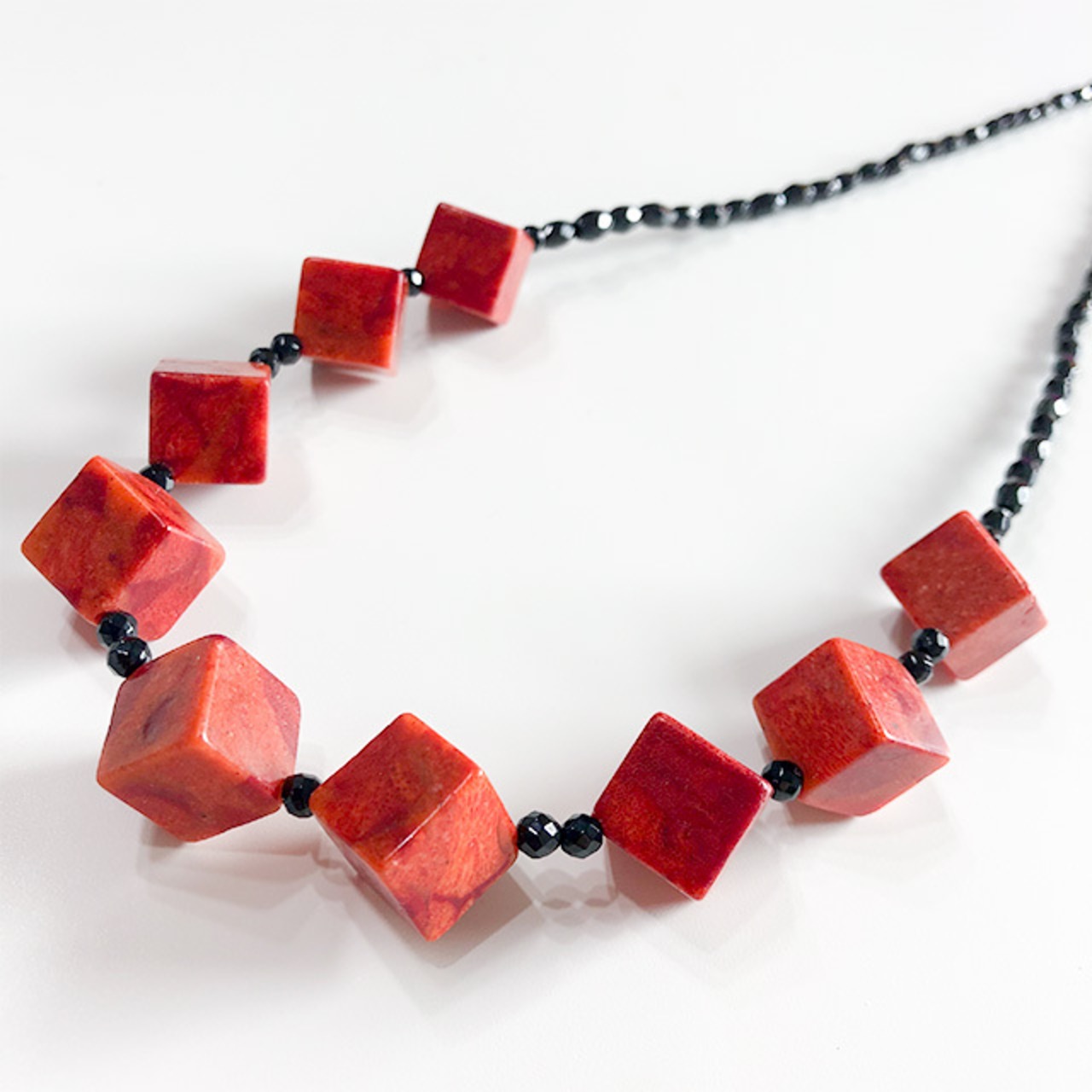 遊び心をくすぐるコスチュームアクセサリー！ アップル珊瑚キューブ オニキス ネックレス ne1099