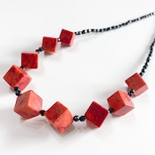 遊び心をくすぐるコスチュームアクセサリー！ アップル珊瑚キューブ オニキス ネックレス ne1099