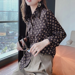 トップス レディース 送料無料 2色 シャツ ブラウス 光沢 サテン ロゴ イニシャル ヴィンテージ ポケット付き ランタンスリーブ パフスリーブ ロングスリーブ ストレート Iライン 白 ホワイト ライトブルー ブルー 青 水色 無地 トレンド かわいい 可愛い カジュアル シンプル きれいめ 上品 エレガント こなれ感 抜け感 ラブリー キュート ガーリー フェミニン 春 春服 夏 夏服 秋 秋服 冬 冬服 デート おでかけ 学生 通学 モテ 着回し 普段使い 重ね着 10代 20代 コーデ