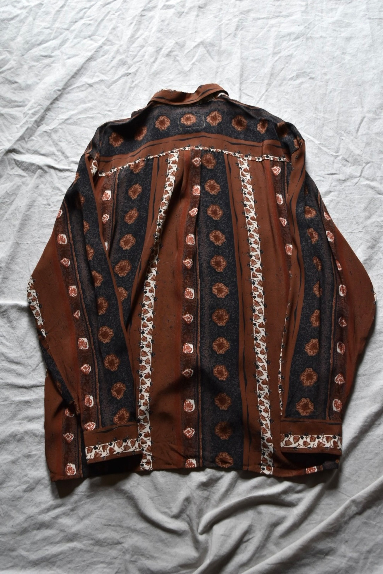 Blown base art border shirt