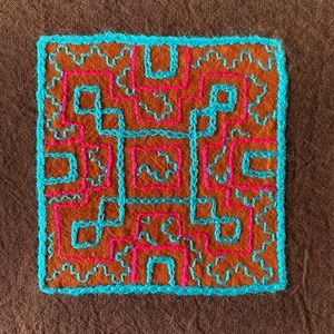 刺繍布コースターサイズ5 シピボ族の泥染め刺繍　先住民族の工芸　インテリア雑貨　額装