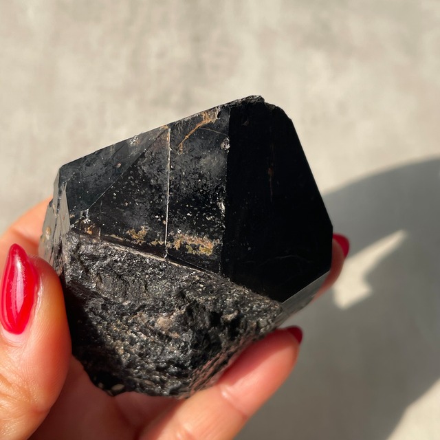 完全不透過の真っ黒モリオン原石｜中国産｜アルバイト共生｜天然ブラッククォーツ