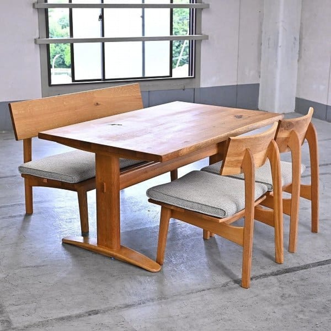 飛騨産業 キツツキ 55万「森のことば」ダイニング4点セット オーク無垢材 チェア テーブル ベンチ 北欧 椅子 節あり ナラ【中古家具/中古インテリア/USED家具ユーズド家具/リサイクル】