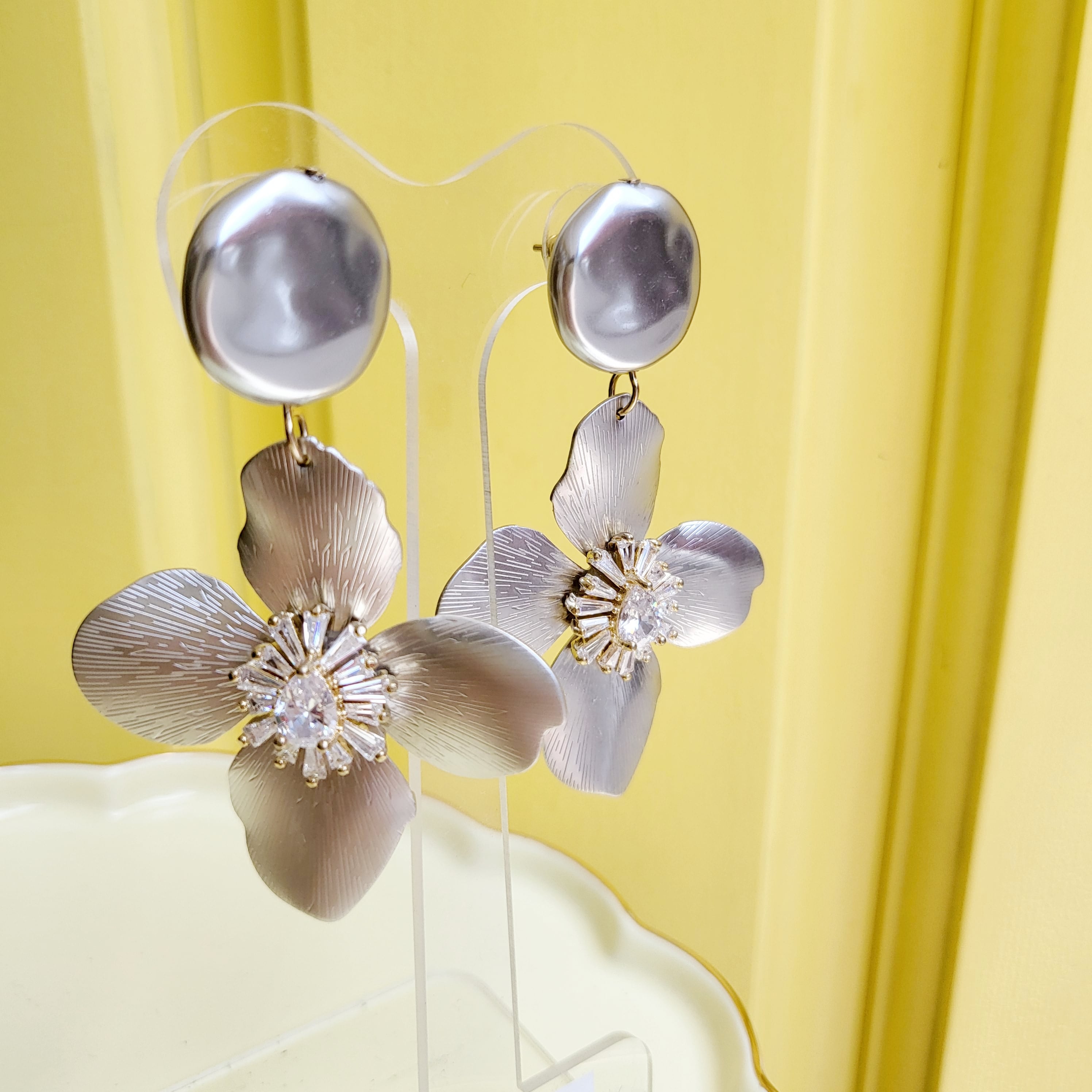 シルバーフラワースイングピアス | Amin by w.a