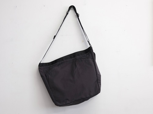 MONOLITH” SHOULDER STANDARD Neutral M”