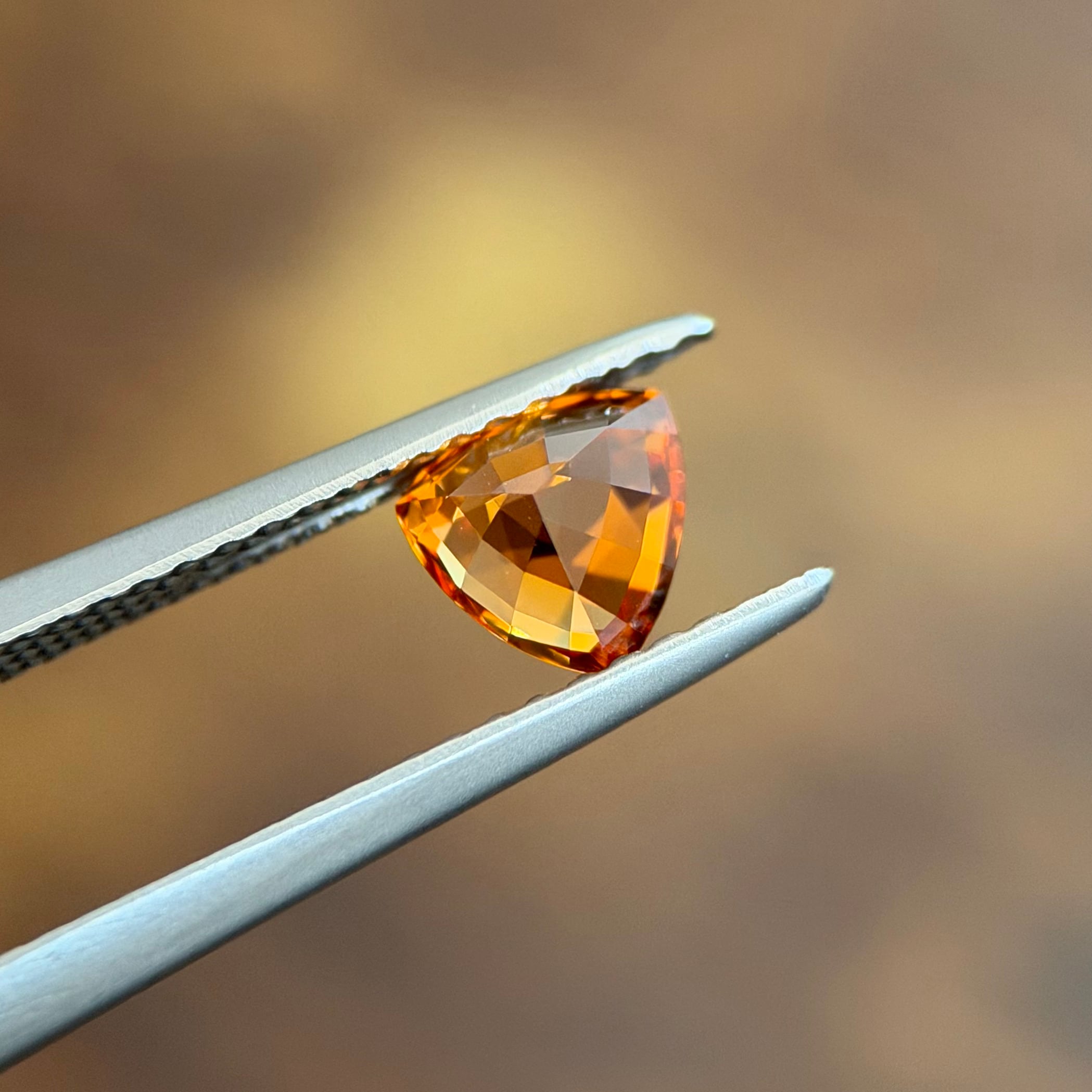 マンダリンガーネット 5.5x5.5x3.6mm, 0.82ct, ナイジェリア産