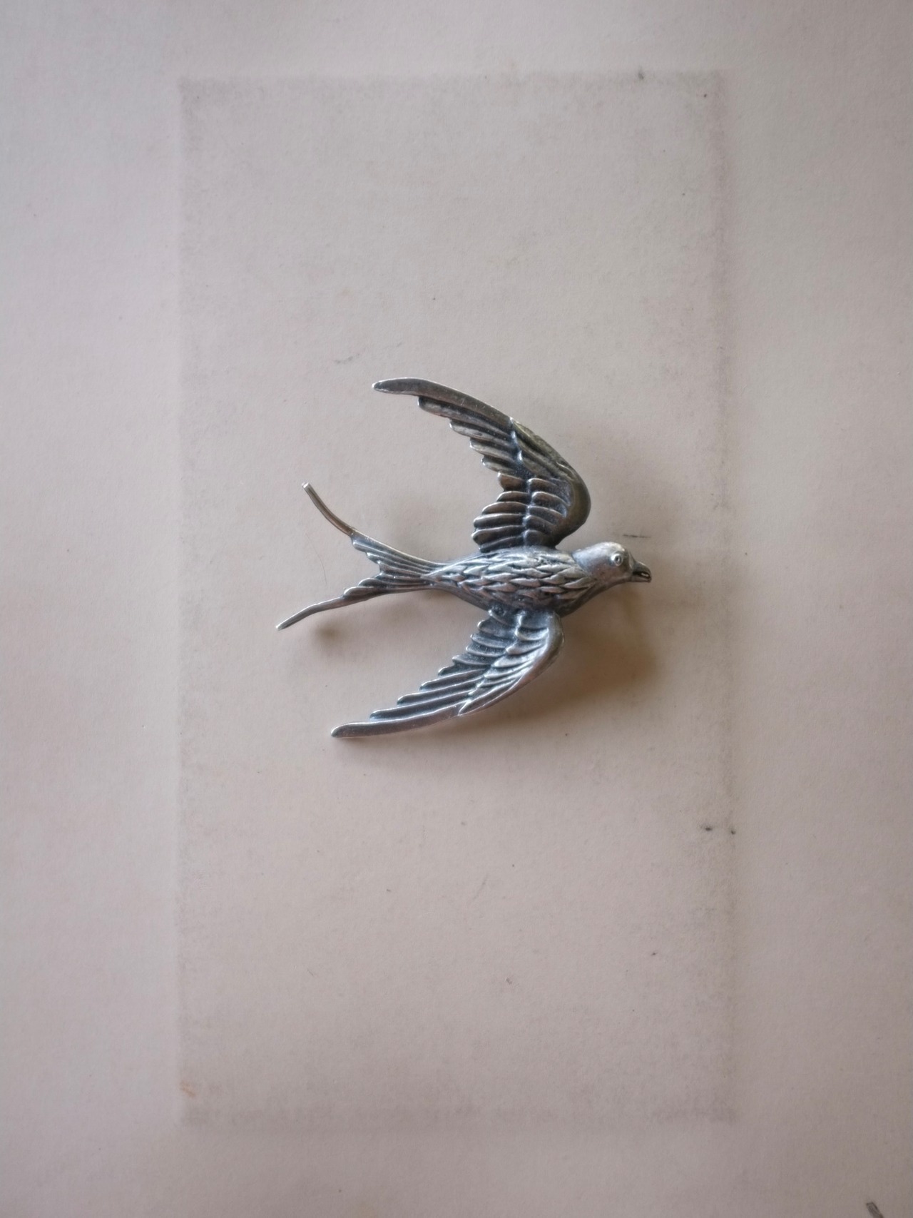 フランス 1900s エタン製 7c 飛ぶツバメとブローチ アンティーク