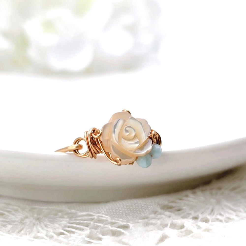 Marie’s garden rose - マザーオブパールとラリマーのワイヤーリング 天然石 指輪