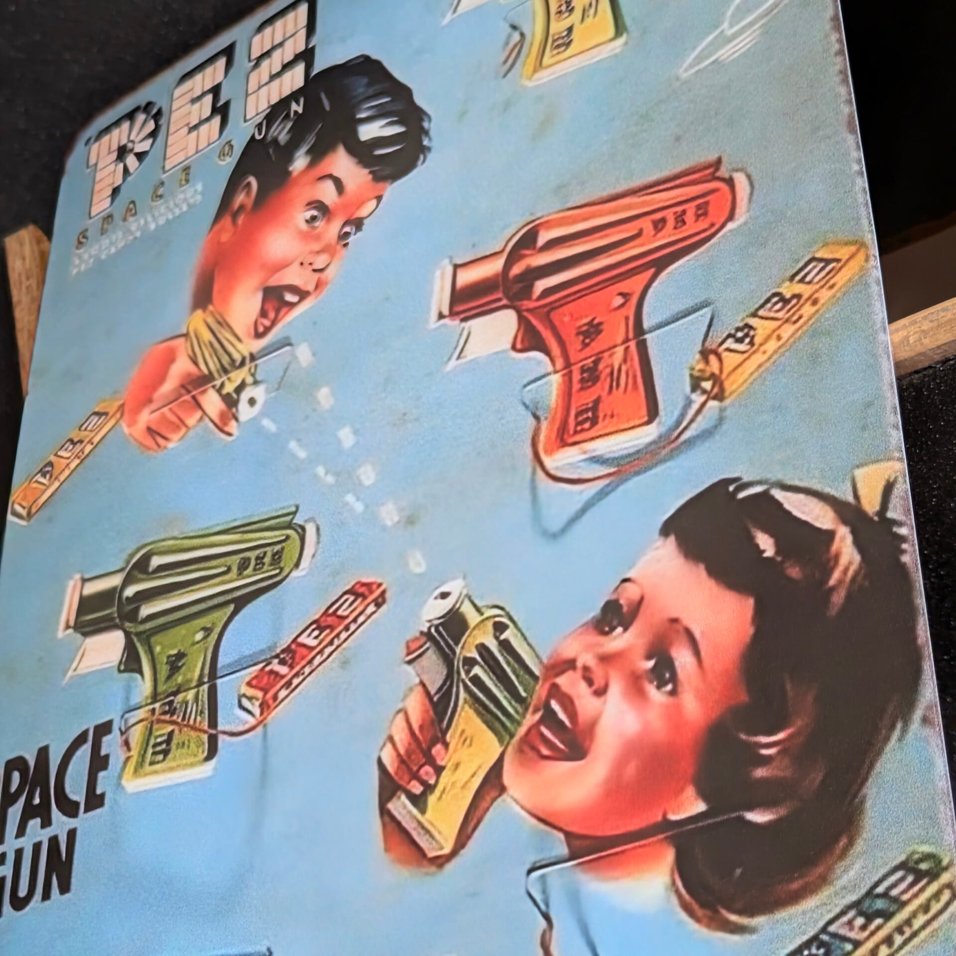 ♧送料無料!ちょうどいいブリキ看板【 PEZ ( ペッツ ) )】METAL SIGN / メタルサイン / ブリキ看板 / サインボード / ビンテージ加工 〚アメリカン雑貨 アメトイ〛