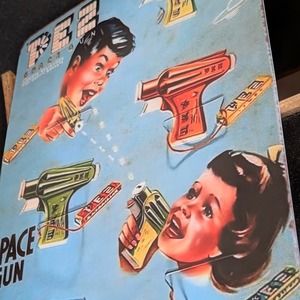 ♧送料無料!ちょうどいいブリキ看板【 PEZ ( ペッツ ) )】METAL SIGN / メタルサイン / ブリキ看板 / サインボード / ビンテージ加工 〚アメリカン雑貨 アメトイ〛