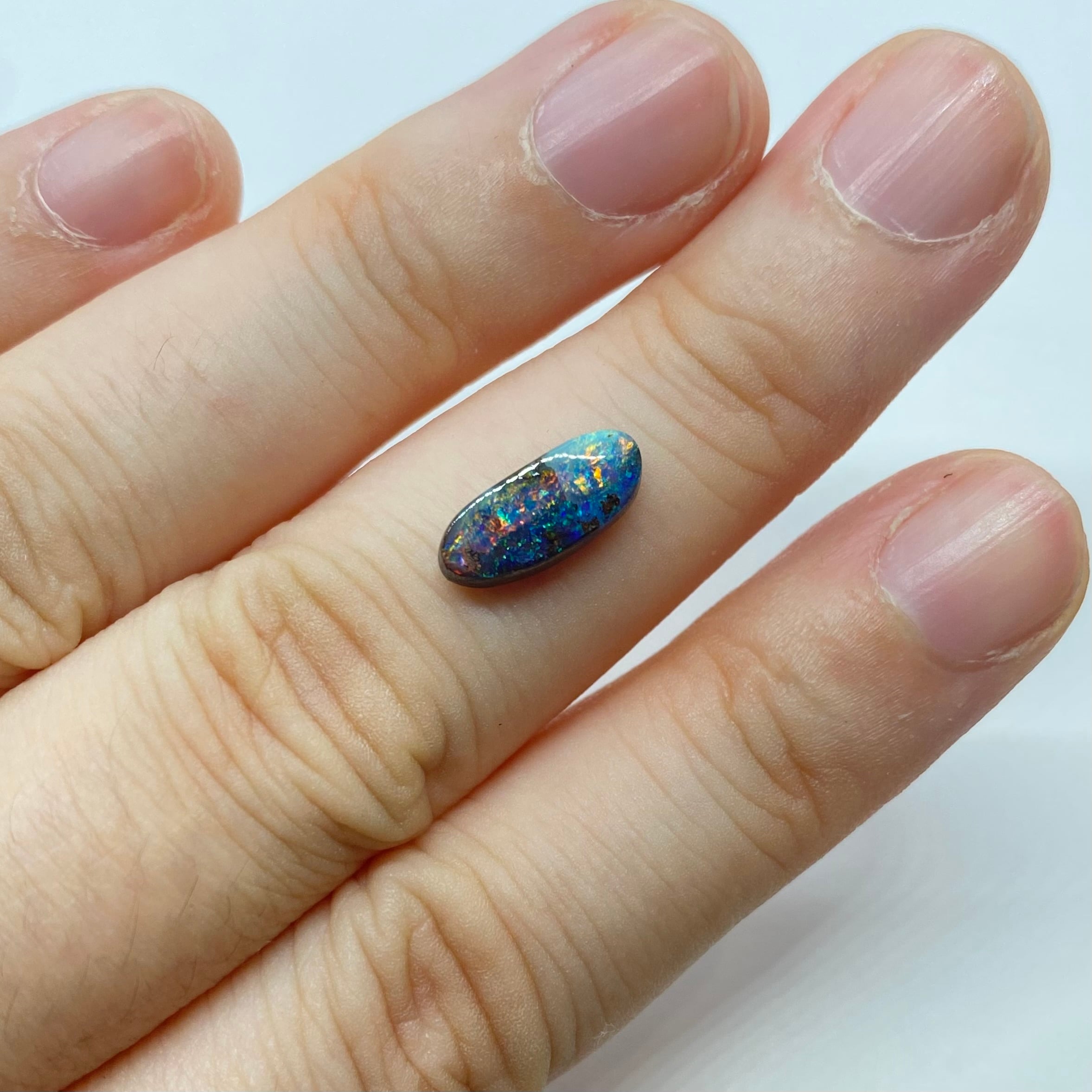 3つの表情をもつボルダーオパール