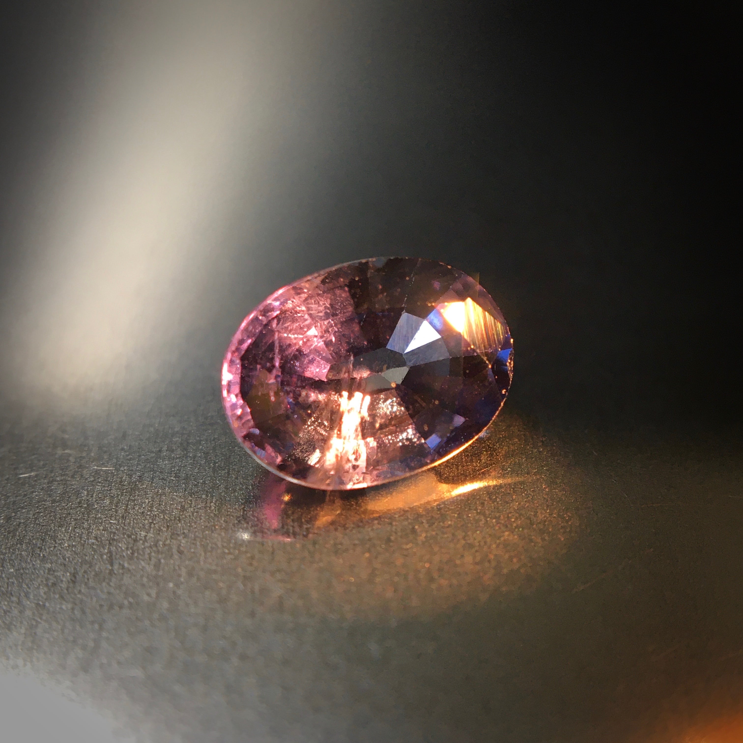 クールでエロティックな美しさ 1.0ct UP 天然 カラーチェンジ