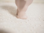 青いカチューシャの巻き毛ビスクドール　Hertwig（欠けあり） 画像13