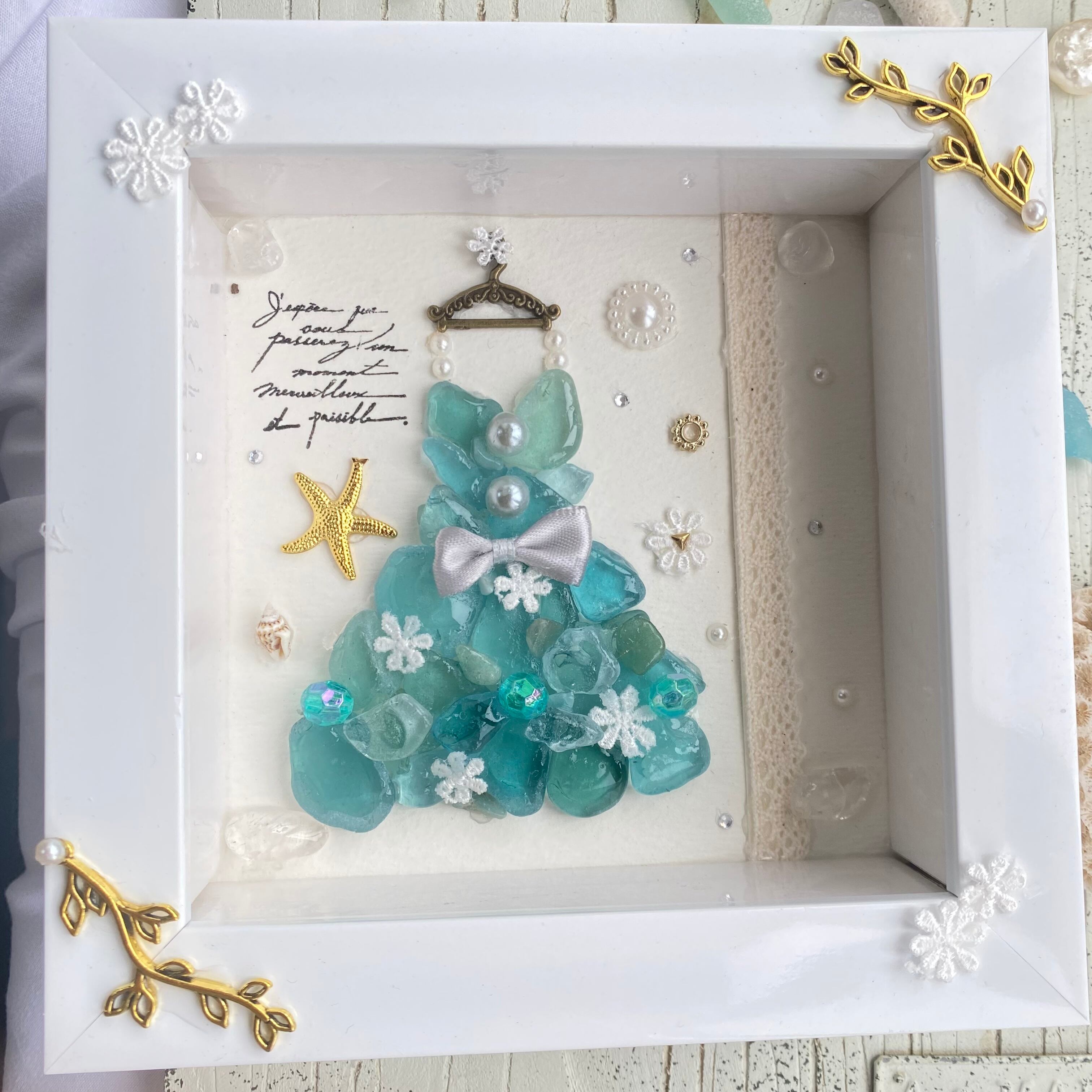 "海の中の青いドレス。"