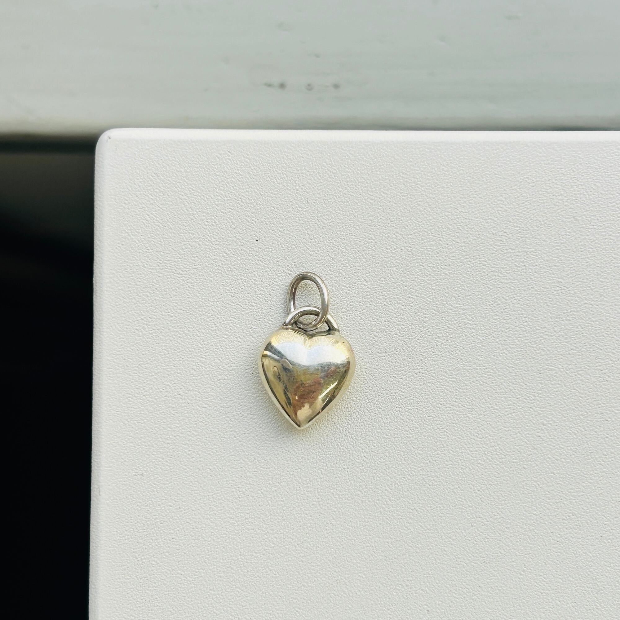 シルバー925 ミニPuffy heart チャーム | Milo Antiques & Vintage