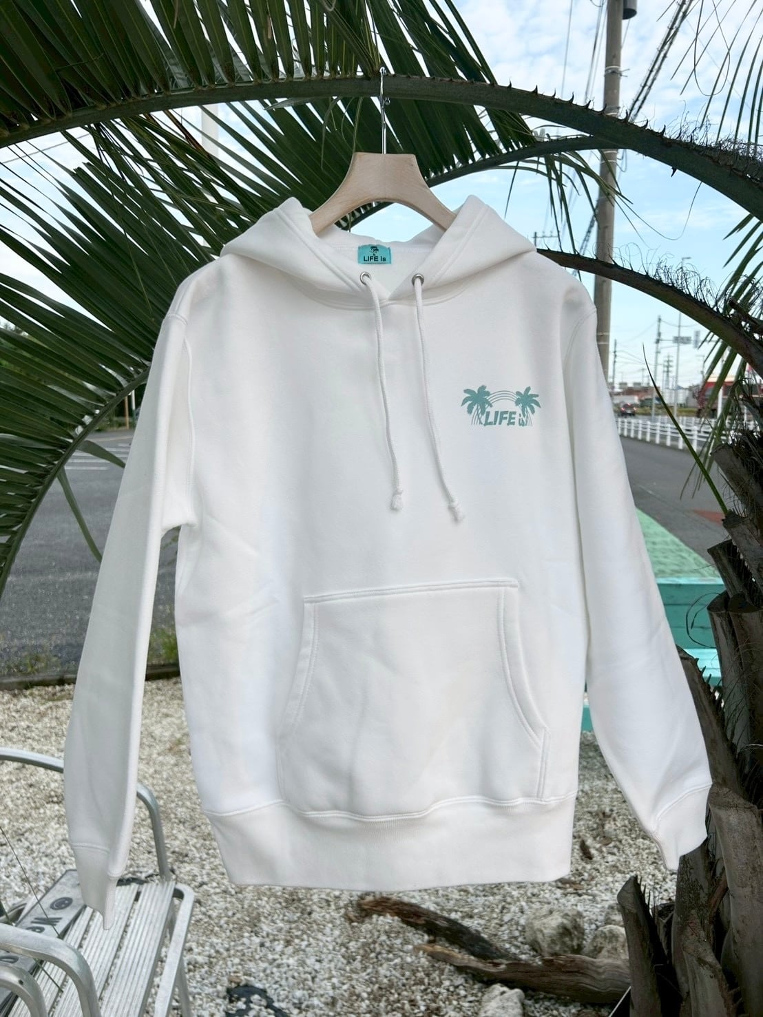 LIFE is × TAMOコラボ ワンカラー フーディー ￥9,000(￥9,900)