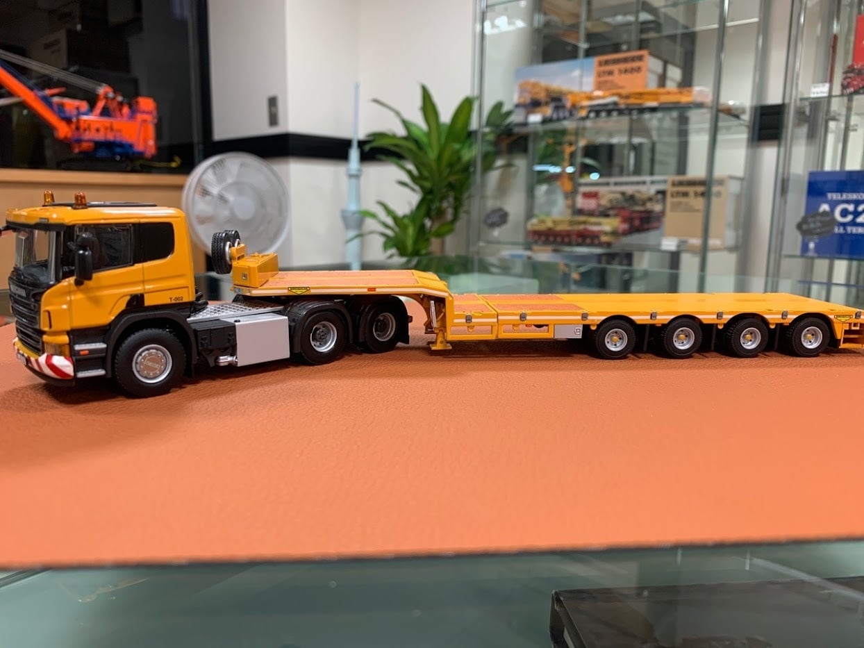 WSI 1/50 SCANIA P5 FLAT ROOF 6X4 SEMI LOWLOADER - 4 AXLE WSI 1/50 SCANIA P5 FLAT ROOF 6X4 SEMI LOWLOADER - 4 AXLE