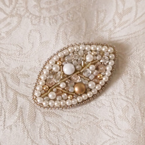 リーフ型ブローチ