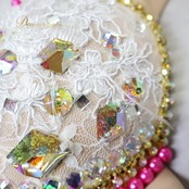 ベリーダンス オリエンタル 衣装 上下セット ホワイト系 トップス スカート ベルト ラインストーン」ビーズ 豪華 装飾 白 金 レース 上品 明るい 花 華やか かわいい ダンス衣装 フリル イベント ステージ キラキラ ピンク系 ゴールド系