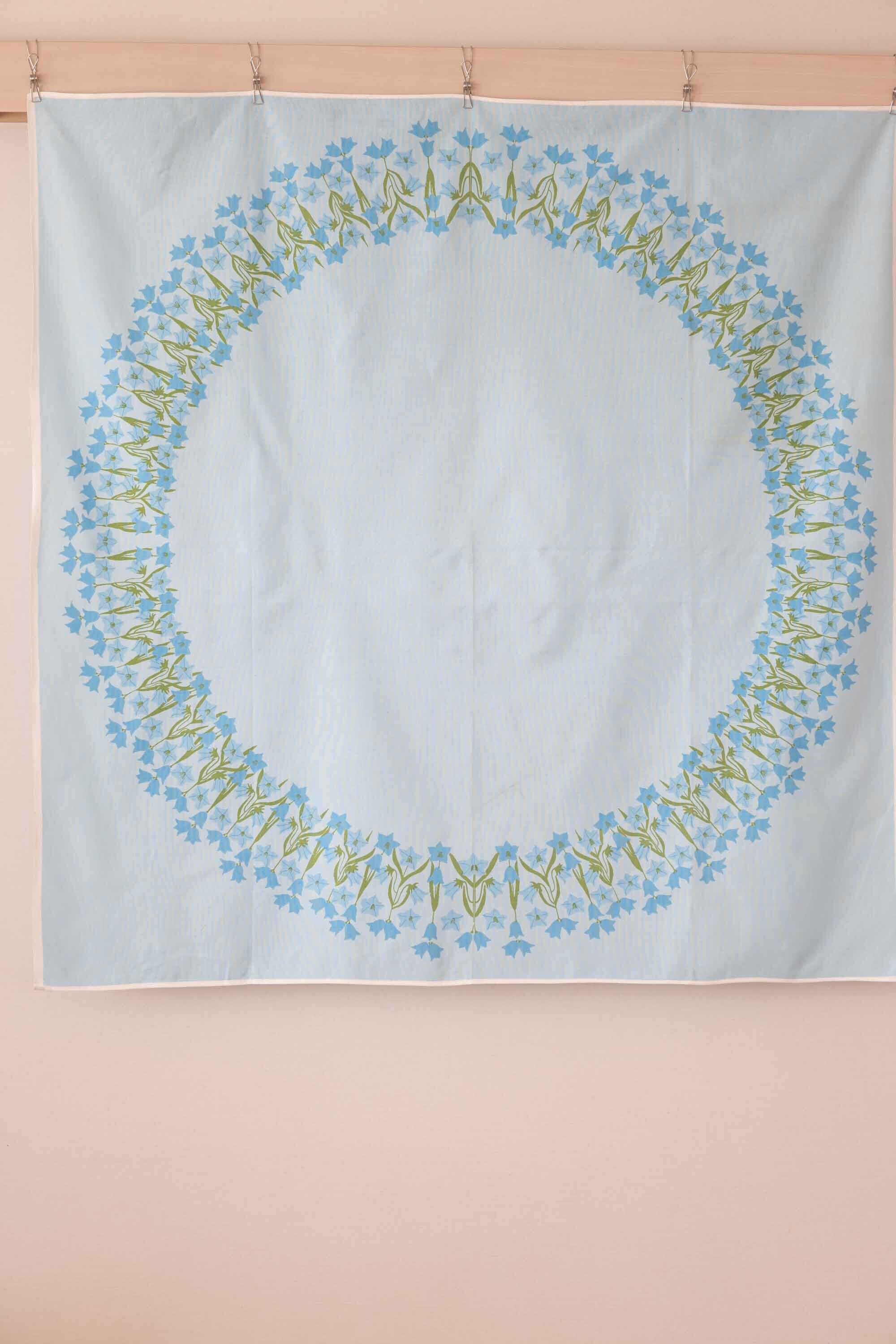 北欧仕入れ 薄いブルーの生地に青紫の桔梗でしょうか。輪でプリントされています。丸いテーブルにぴったりのテーブルクロスです。