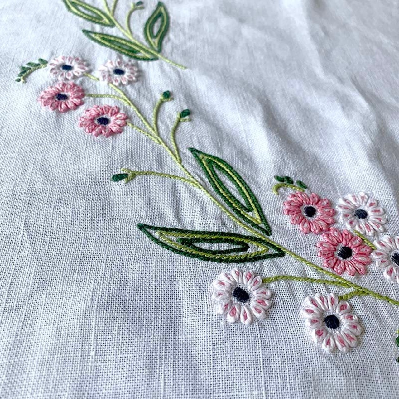 リネンのテーブルクロス　花刺繍