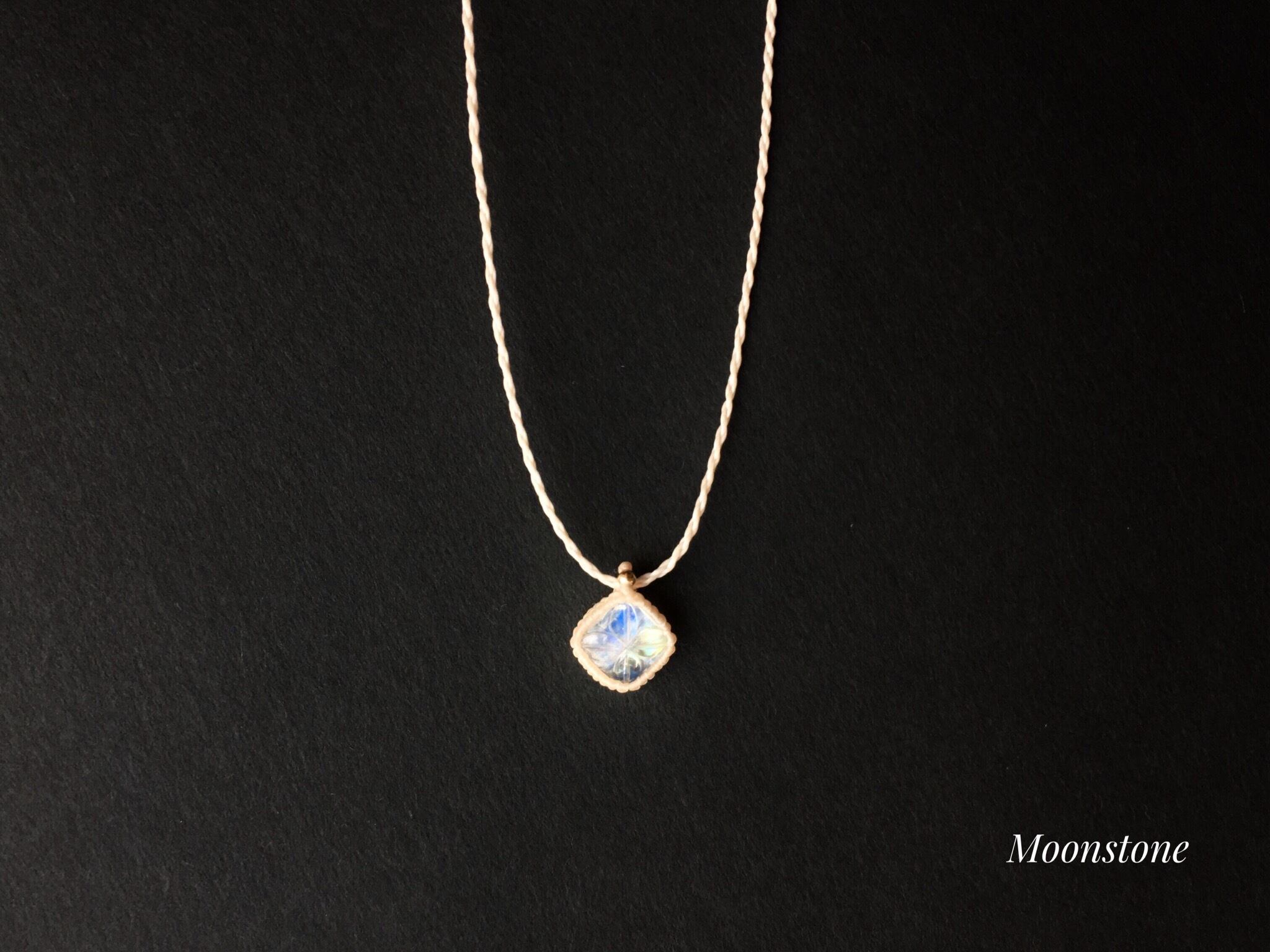 カーヴィングムーンストーン macramé necklace