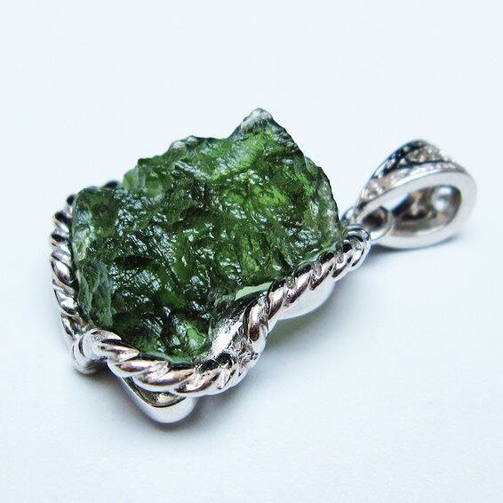 モルダバイト ペンダント モルダウ石 ペンダントトップ 原石 一点物 メール便可 [M便 1/20] 199-538