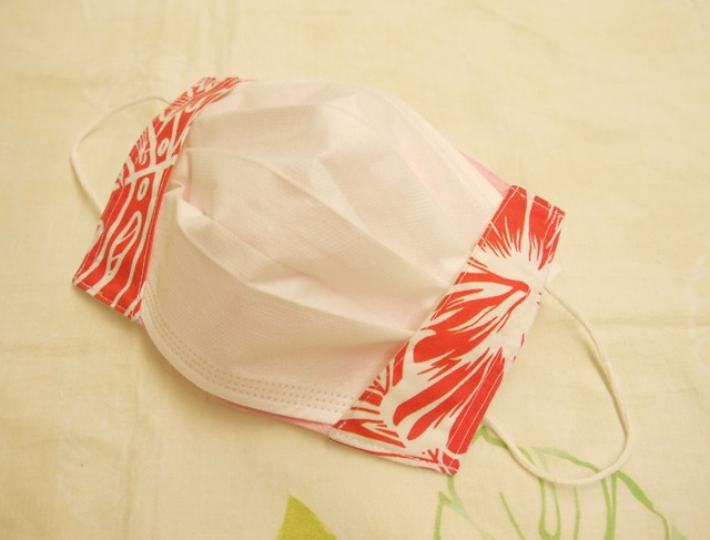 ★ハワイアンファブリック★不織布マスクが見える マスクカバー/ハワイアン柄 ガーゼ/春～夏/小顔効果＜ピンク×レッドハイビスカス＞