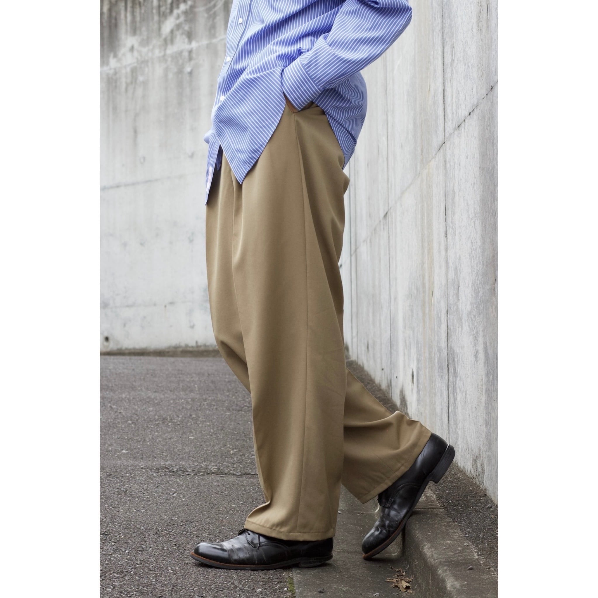 パンツ un peu different tuck wide baggy slacks un peu different tuck wide baggy slacks - メルカリ
